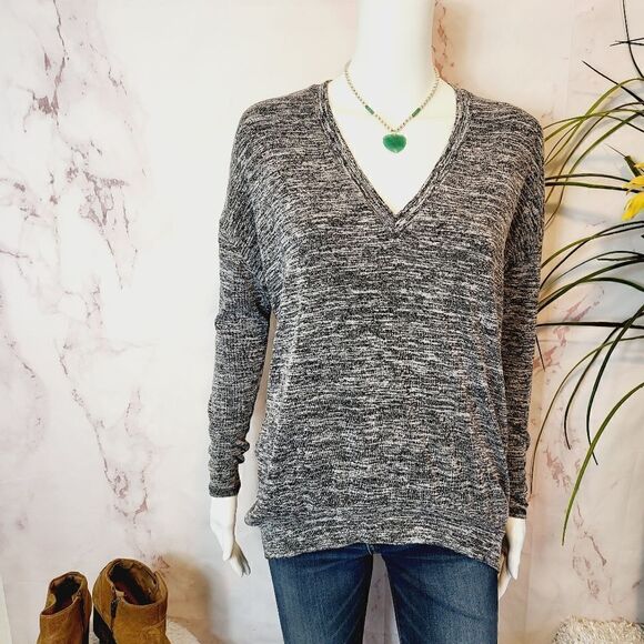 Aritzia Wilfred Free soft knit v neck oversized sweater - Picture 4 of 7